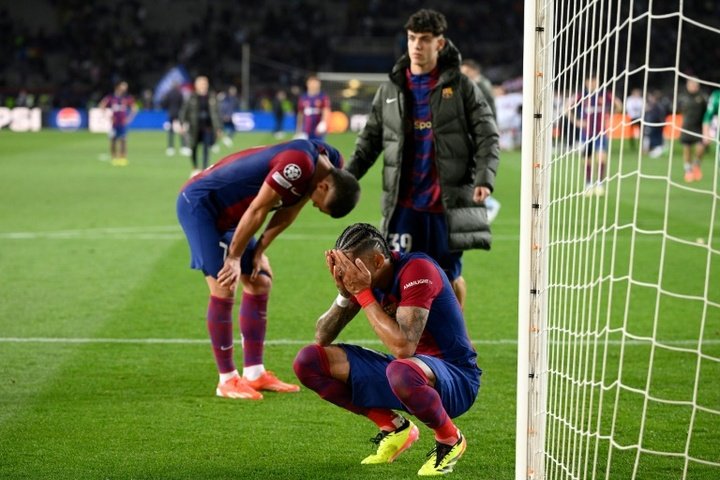 Jogadores do Barça choram com a eliminação da Champions. AFP