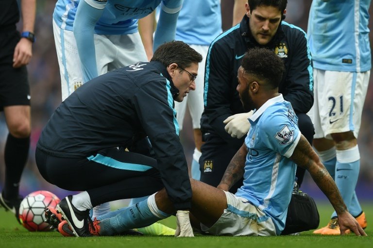 Raheem Sterling (R) receives medical treatment during Premier League football match. BeSoccer