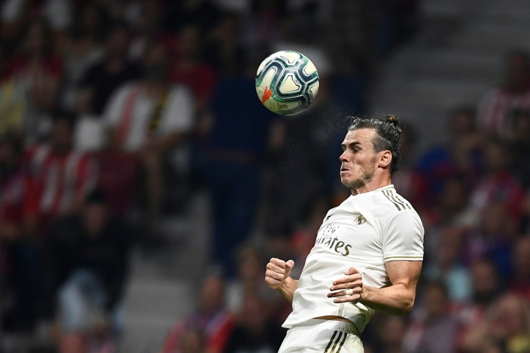 Bale lucha un balón de cabeza en el derbi madrileño en el Wanda Metropolitano. EFE