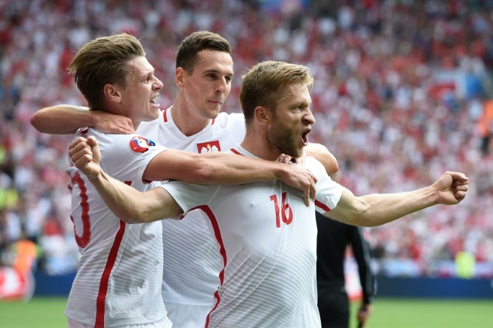 Poland's midfielder Jakub Blaszczykowski (R) celebrates scoring against Switzerland. BeSoccer