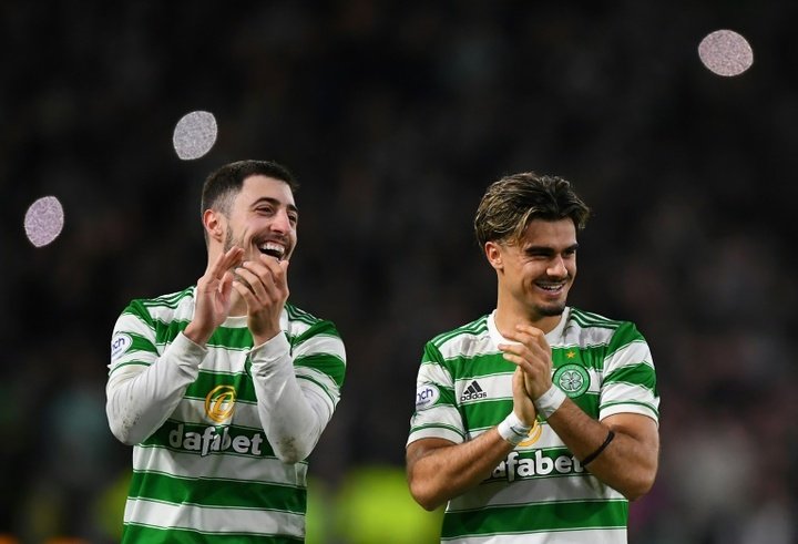 Giakoumakis hat-trick puts Celtic six points clear