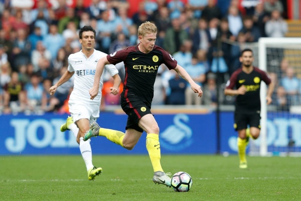 Kevin De Bruyne runs with the ball for Manchester City against Swansea. AFP