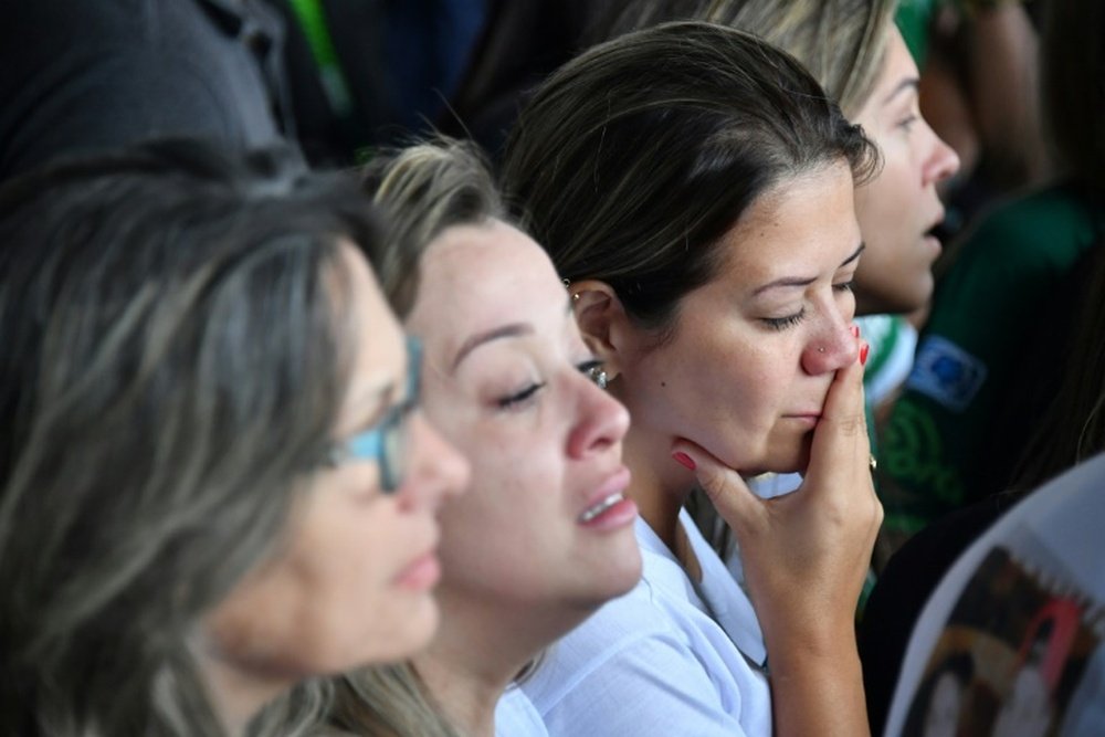 Familiares dos membros da Chapecoense choram pela perda.