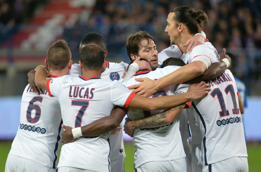 Paris Saint-Germains forward Angel Di Maria (2rd R) celebrates with teammates after scoring a goal during the French L1 football match between Caen and Paris Saint-Germain on December 19, 2015 in Caen, France