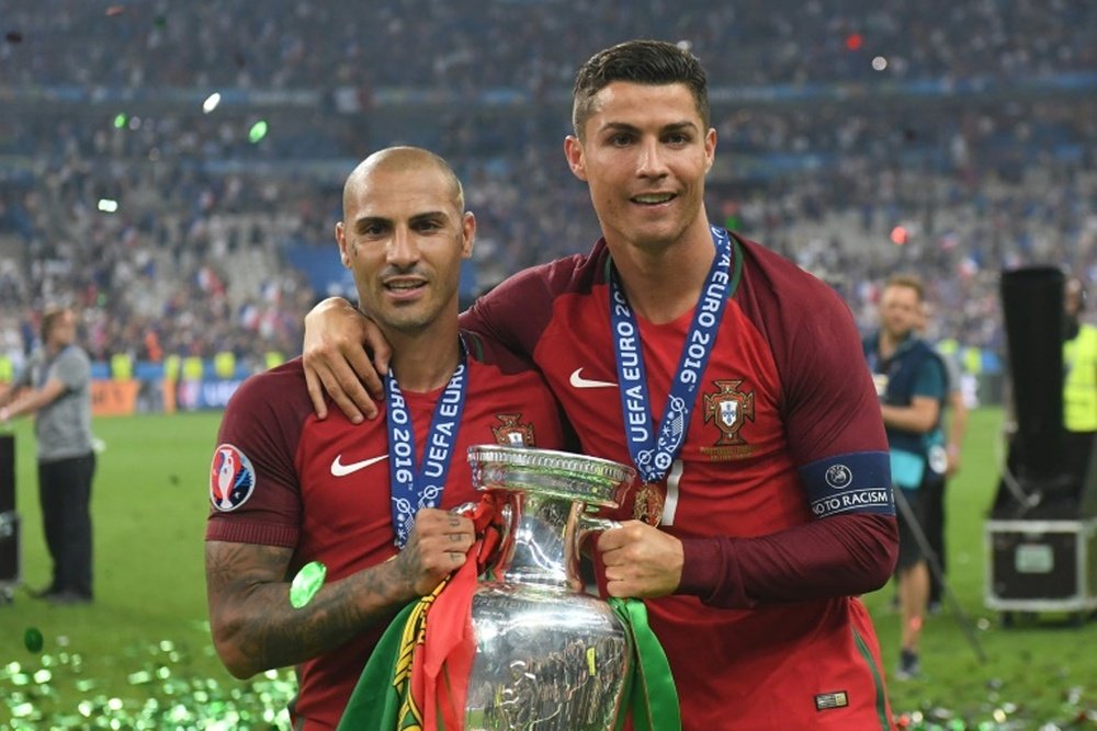 Quaresma (L) pictured with Ronaldo and the Euro 2016 trophy. BeSoccer