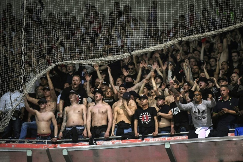 Los hinchas más radicales del Ajax se encargaron de ser protagonistas tras la derrota. AFP/Archivo