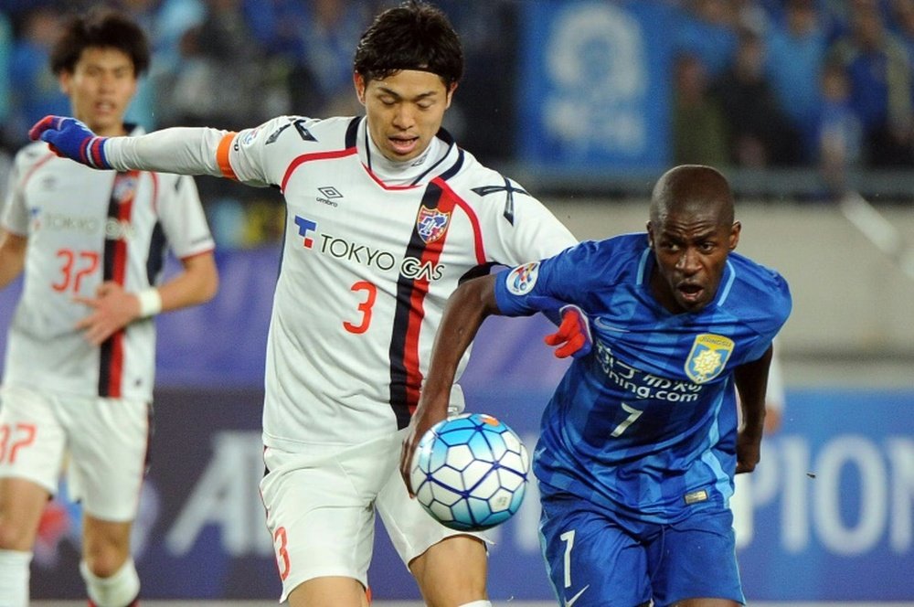 Morishige Masato (L) competes for the ball with Ramires Santos of Chinas Jiangsu FC during the AFC Champions League group stage football match in Nanjing, Chinas Jiangsu province on April 6, 2016