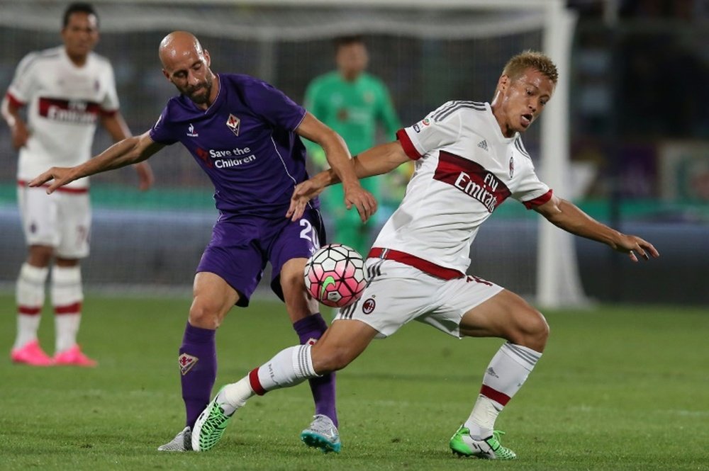 Speculation has grown that AC Milan midfielder Keisuke Honda (R) is moving to England