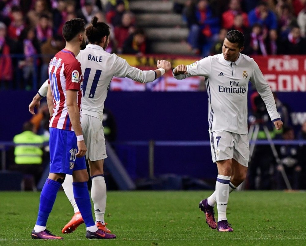 Cristiano Ronaldo célèbre un but avec son coéquipier Bale dans le match contre l'Atletico. AFP
