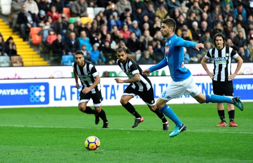 El club napolitano trabaja para mejorar el contrato de Jorginho (d). AFP