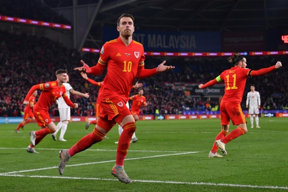 'Drive' de Bale y 'putt' de Ramsey, golpes de Eurocopa. AFP