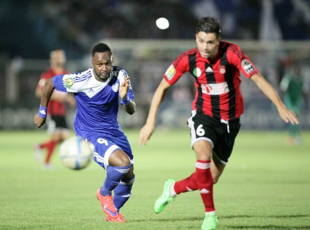 Sudans El-Hilal Boubacar Kebe (L) fights for the ball with USM Algers Farouk Chafai during their CAF Champions League semi-final match, in the Sudanese capitals twin city of Omdurman, on September 27, 2015