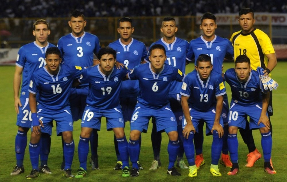 El Salvadors players pose for pictures before the start of their FIFA World Cup 2018 qualifiers football match against Mexico in the Cuscatlan Stadium in San Salvador on September 2, 2016