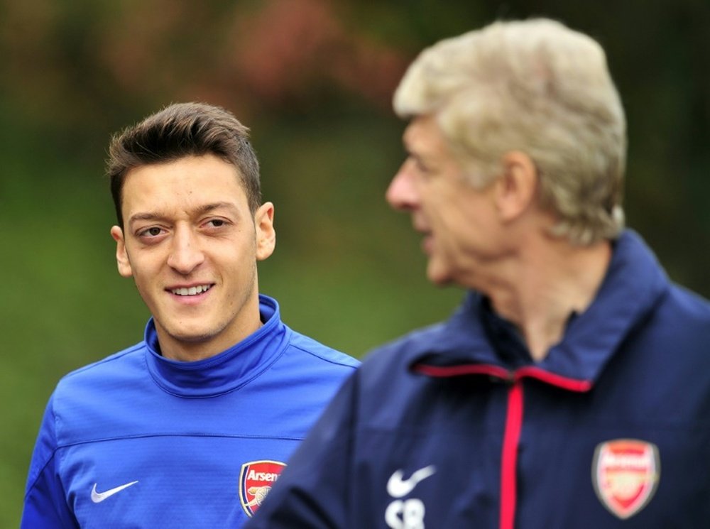 Özil parle à Arsène Wenger lors d'un entraînement d'Arsenal. AFP