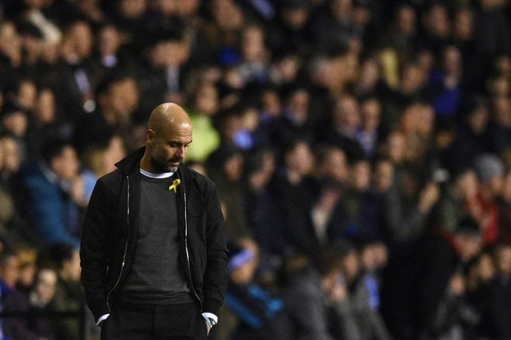 Pep Guardiola volvió a lucir el lazo amarillo. AFP