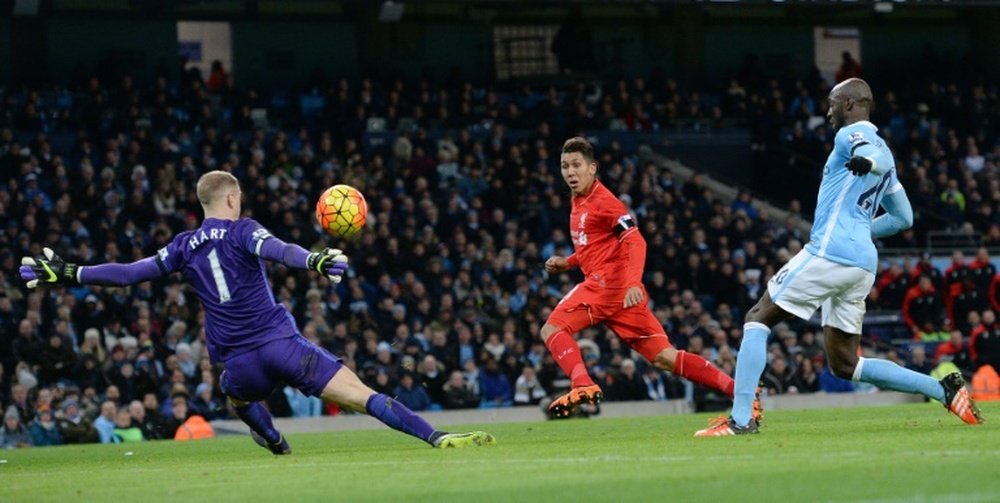 Liverpools midfielder Roberto Firmino (C) takes an unsuccessful shot on goal during the English Premier League football match between Manchester City and Liverpool at The Etihad stadium in Manchester, north west England on November 21, 2015