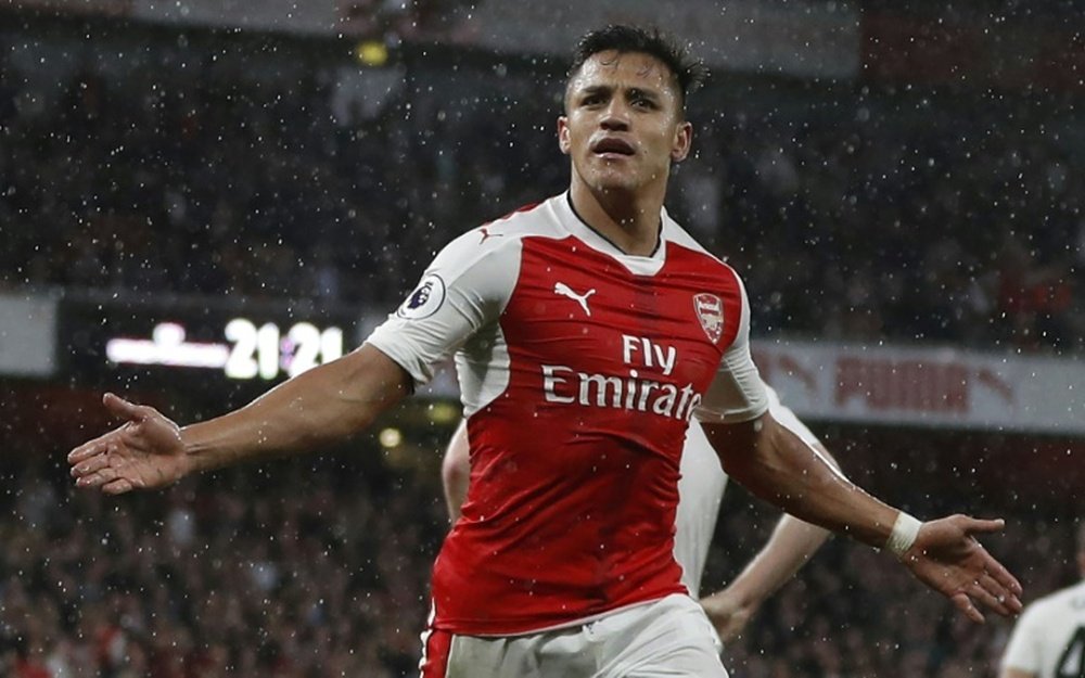 Alexis permanecerá en el Arsenal un año más. AFP