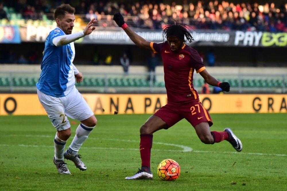 Roma forward Gervinho (R) fights for the ball with Chievo defender Fabrizio Cacciatore during the Serie A match at Bentegodi Stadium in Verona on January 6, 2016