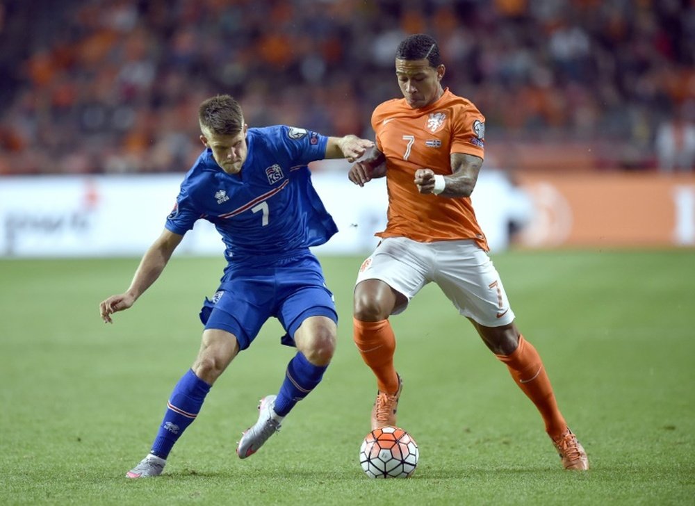 Icelands midfielder Johann Gudmundsson (L) vies with Netherlands Memphis Depay during the UEFA Euro 2016 qualifying round football match at the Arena Stadium, on September 3, 2015 in Amsterdam