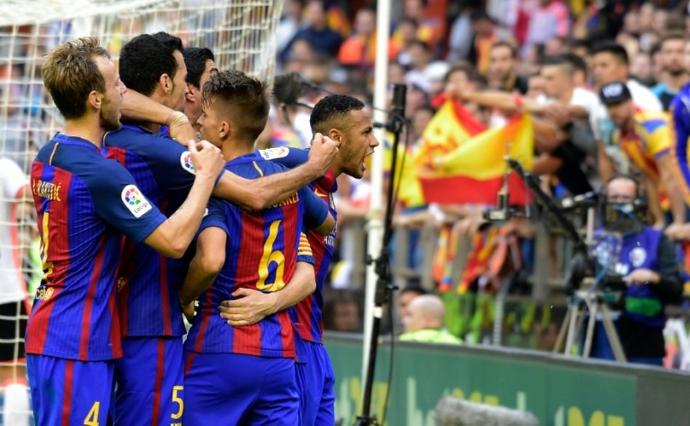 Neymar (R) shouts at Valencias supporters after they throw an object at team-mates. AFP