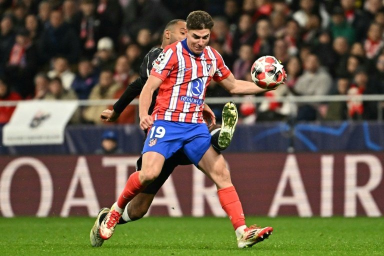 Julián Álvarez anotó dos goles ante el Bayer Leverkusen. AFP