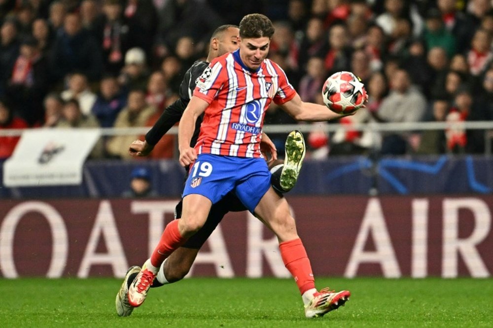 Julián Álvarez anotó dos goles ante el Bayer Leverkusen. AFP