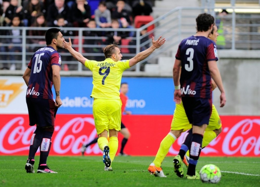 Villarreals forward Roberto Soldado (C) celebrates after scoring a goal against Eibar