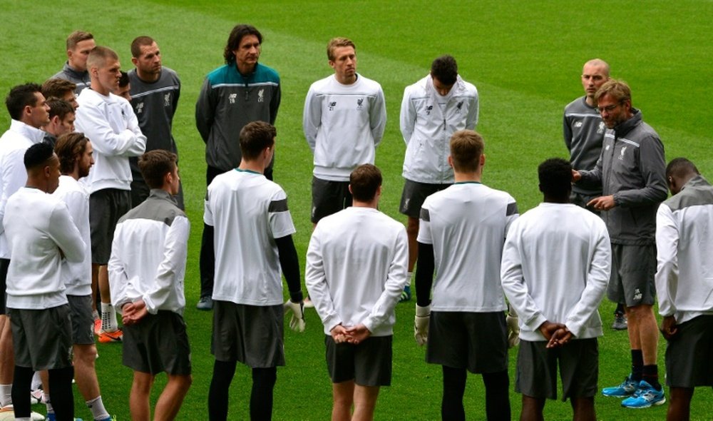 Liverpools German coach Jurgen Klopp (R) speaks to his players during a training session. BeSoccer