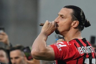Zlatan apuesta todo por el Milan: quiere seguir cobrando 5 millones menos. AFP