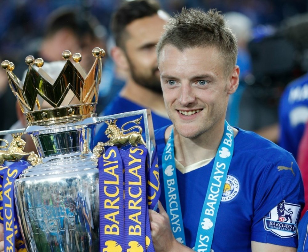 Jamie Vardy has opted to stay at Leicester City, the English Premiership champions, signing a new four-year contract and rejecting a competing offer from Arsenal