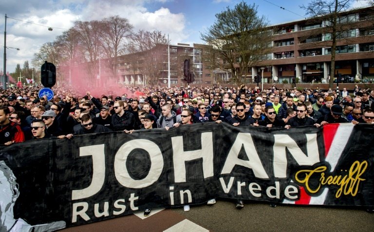 Ajax fans take part in a march to pay homage to Johan Cruyff in Amsterdam. BeSoccer