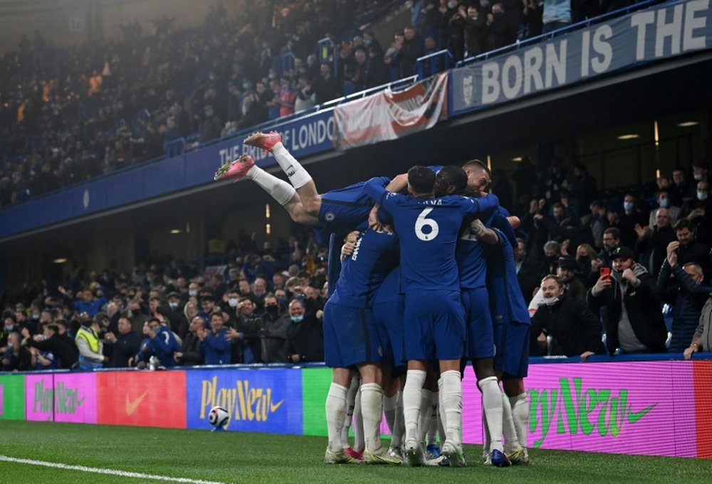 Chelsea se vinga e ultrapassa Leicester na penúltima rodada. AFP