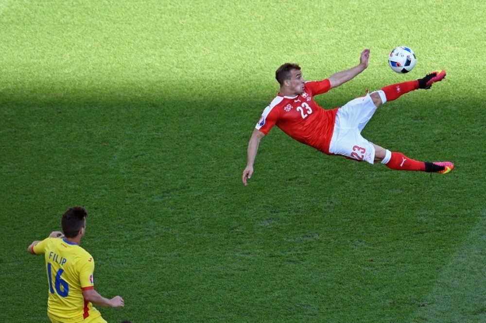 Switzerland midfielder Xherdan Shaqiri (R) kicks the ball against Romania. BeSoccer