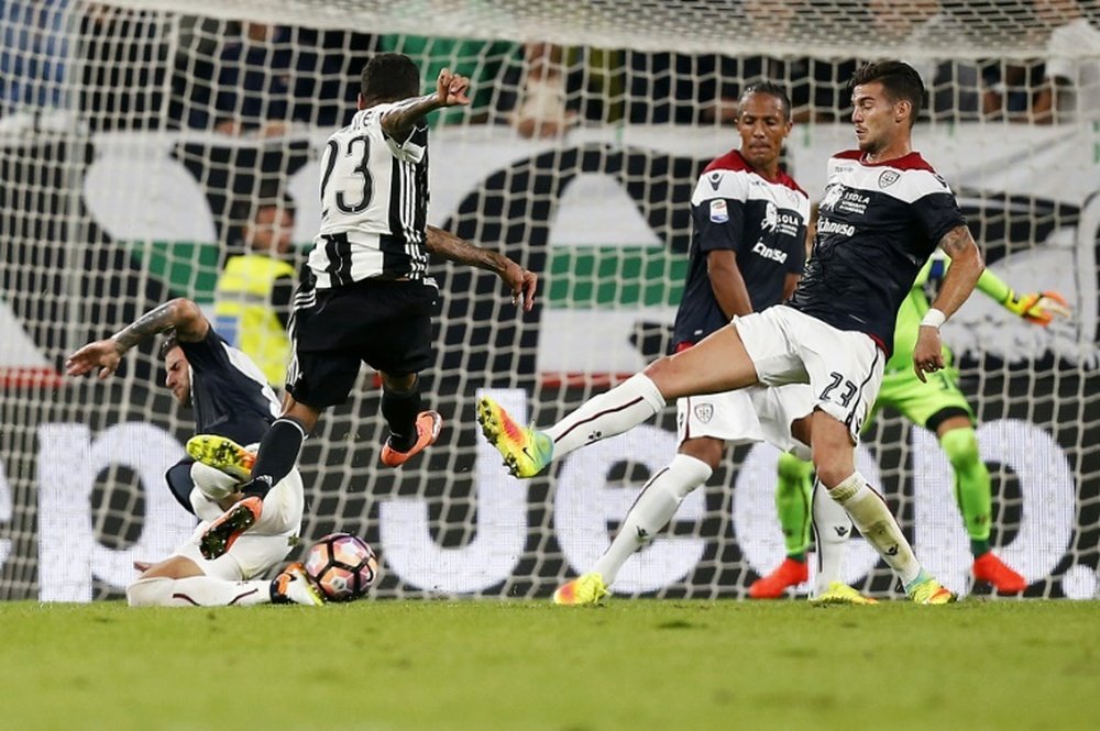 Juventus defender Daniel Alves from Brazil (C) scores a goal during an Italian Serie A football match against Cagliari on September 21, 2016 at the Juventus Stadium in Turin
