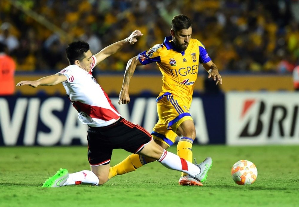 Tigres Rafael Sobis (R) tries to avoid a tackle from Matias Kranevitter of River Plate during their Libertadores Cup final first leg match, in Monterrey, Mexico, on July 29, 2015
