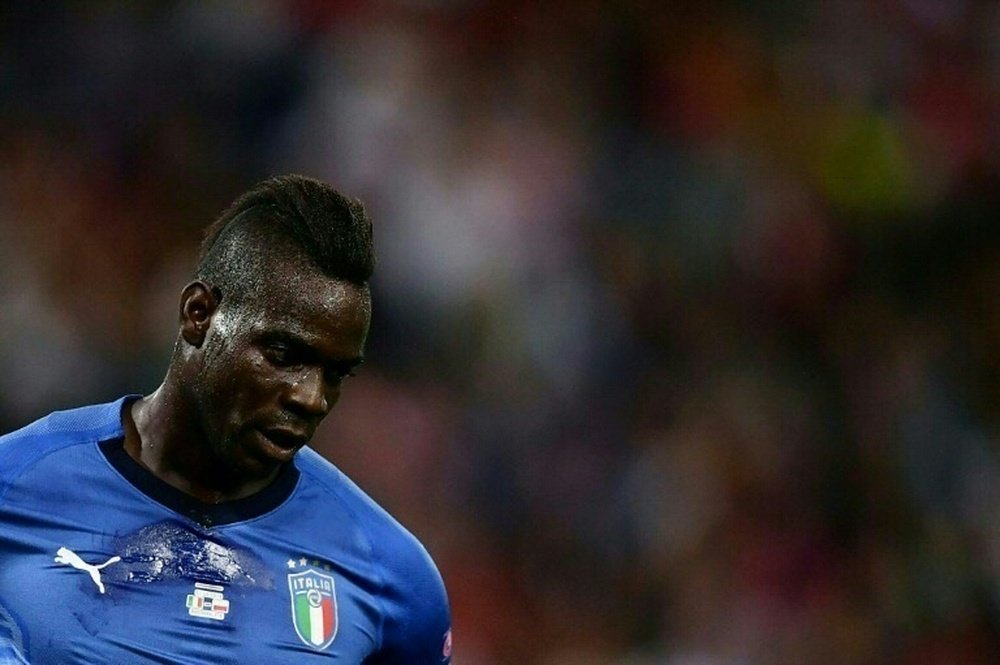 Balotelli se oferece à Itália à sua maneira. AFP
