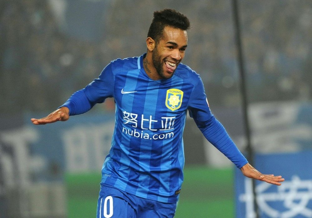 El centrocampista brasileño podría abandonar la Liga China. AFP