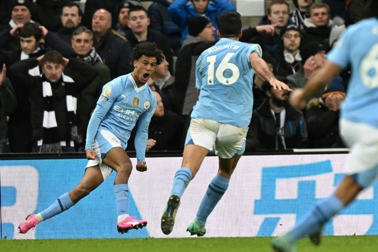 Manchester City renova com jovem promessa. AFP