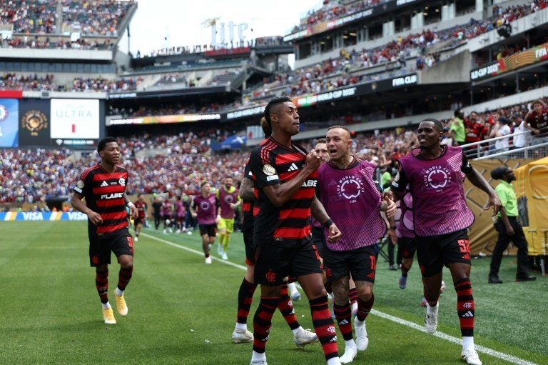 Il Flamengo rimonta e vola in testa al girone