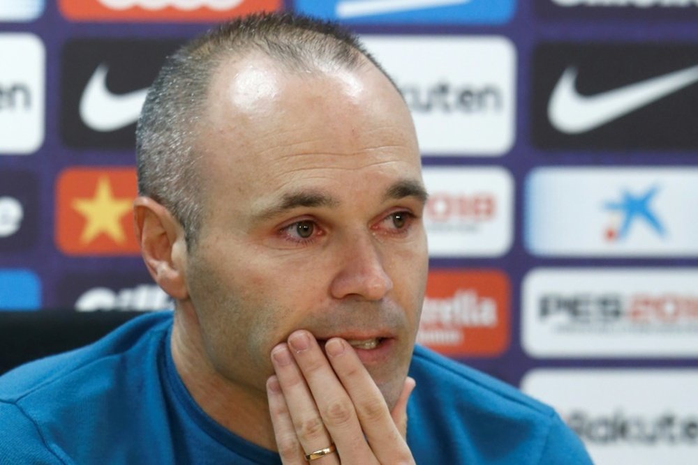 Iniesta fala à conferencia de imprensa em lágrimas. EFE