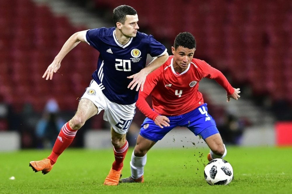 Jamie Murphy (i) no tiene sitio en el Rangers. AFP/Archivo