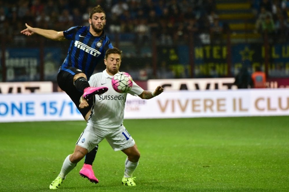 Davide Santon (i) se formó en las categorías inferiores del Inter. AFP