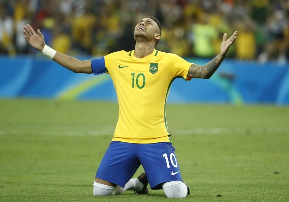 Brazils forward Neymar celebrates scoring the winning goal during the penalty shoot-out of the Rio 2016 Olympic Games mens football gold medal match on August 20, 2016