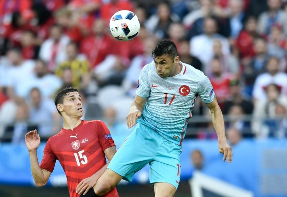 Czech Republics midfielder David Pavelka (L) vies with Turkeys forward Burak Yilmaz during the Euro 2016 match in Lens on June 21, 2016