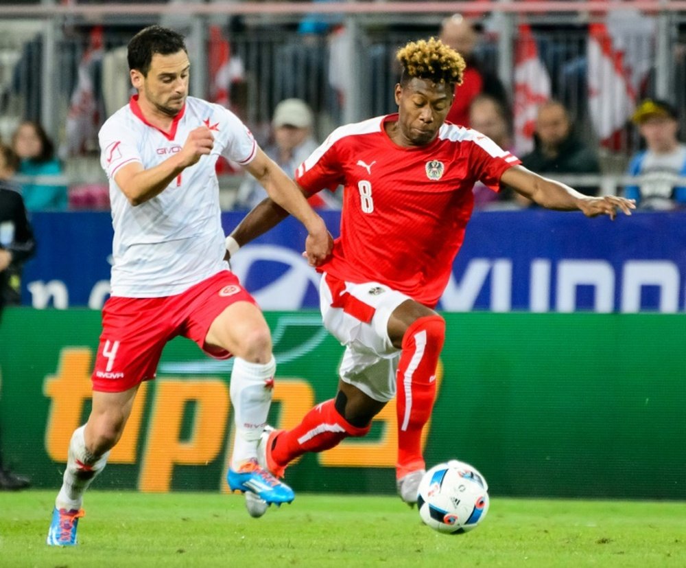 Maltas Gareth Sciberras (L) vies for the ball with David Alaba of Austria during the pre-Euro 2016 friendly football match in Klagenfurt, Austria on May 31, 2016
