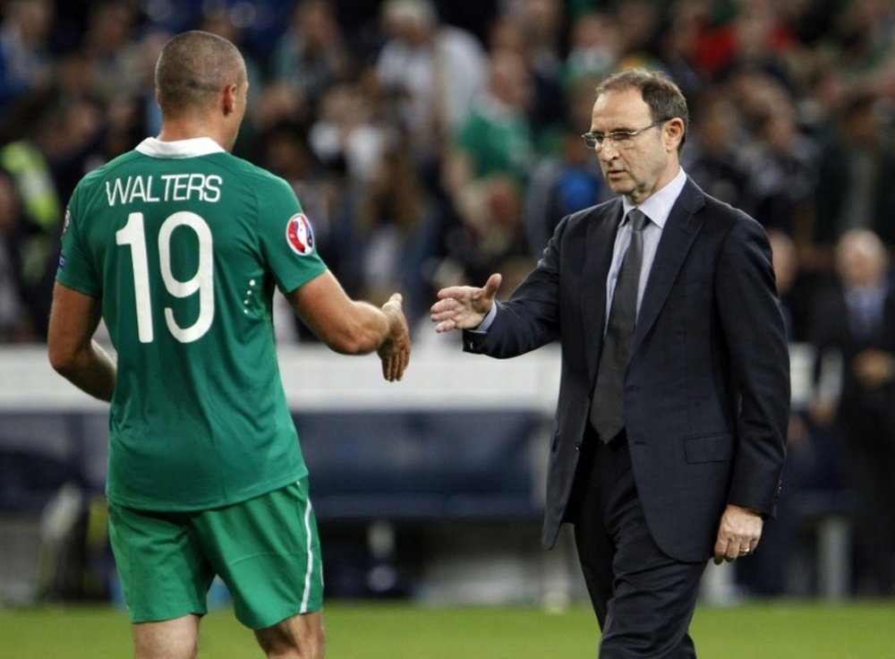Walters (L) shakes the hand of Republic of Ireland manager Martin O'Neill. AFP