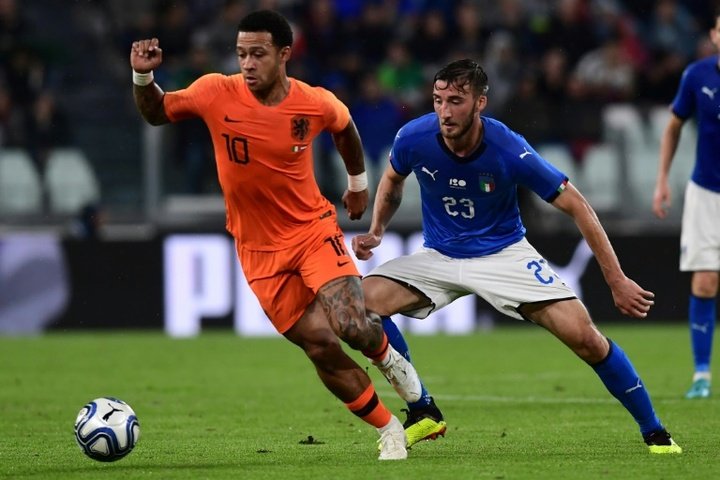 Dutch strike late to draw with 10-man Italy