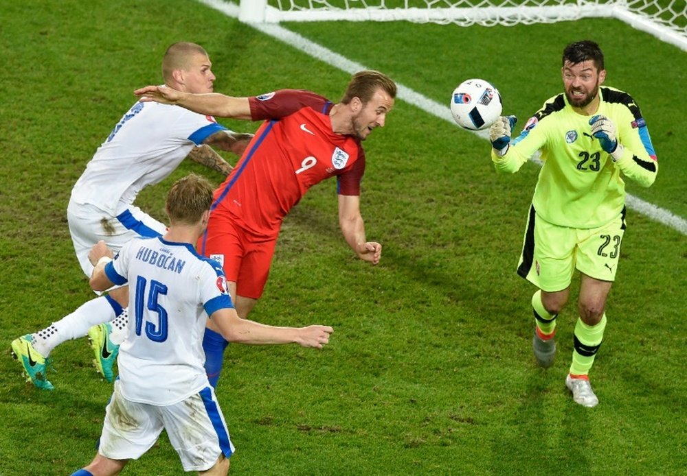 El portero de Eslovaquia salvó a su equipo en varias ocasiones. AFP