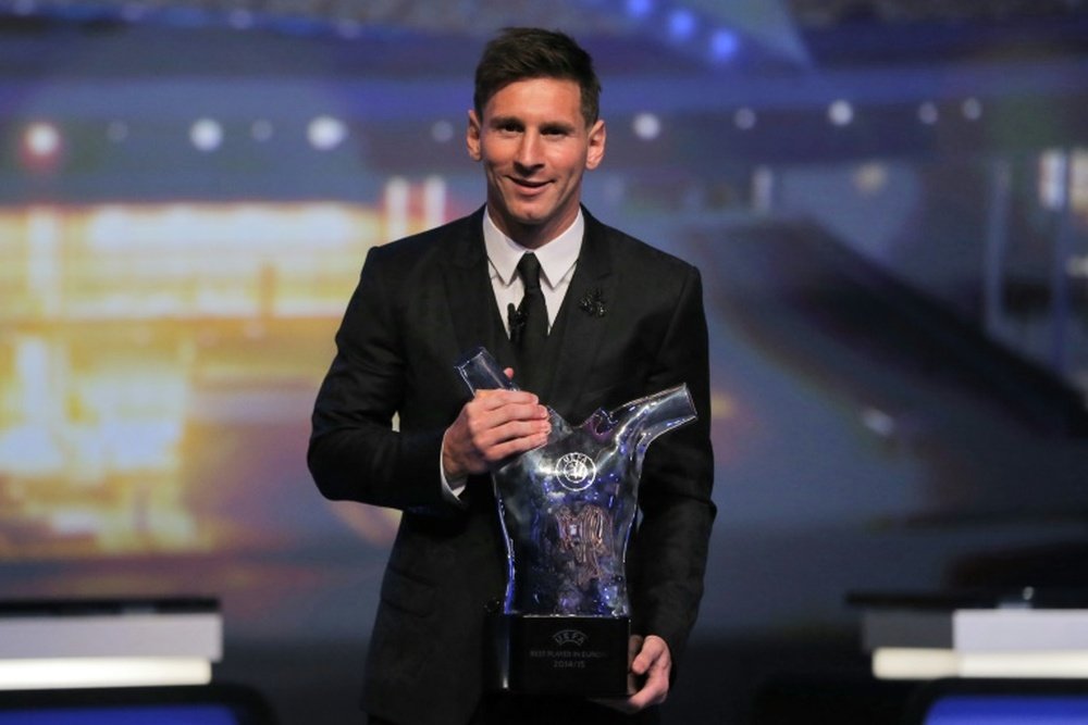 FC Barcelone Argentinian striker Lionel Messi poses with the trophy of Best Mens player in Europe at the end of the UEFA Champions League Group stage draw ceremony, on August 27, 2015 in Monaco