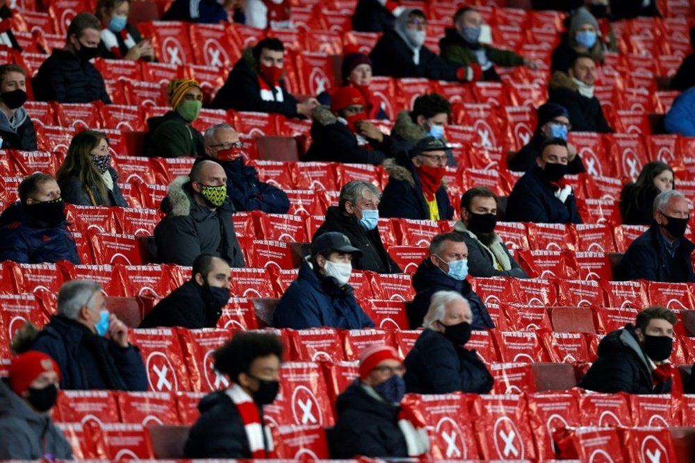 Les supporters de retour dans cinq stades Premier League. AFP